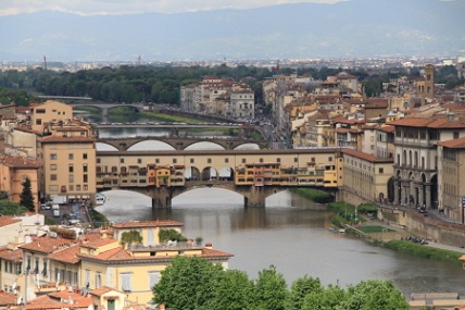 Het centrum van Florence is n groot openluchtmuseum, het bezit een bruisend en modern uitgaansleven en winkelen in de stad is een aangename bezigheid.